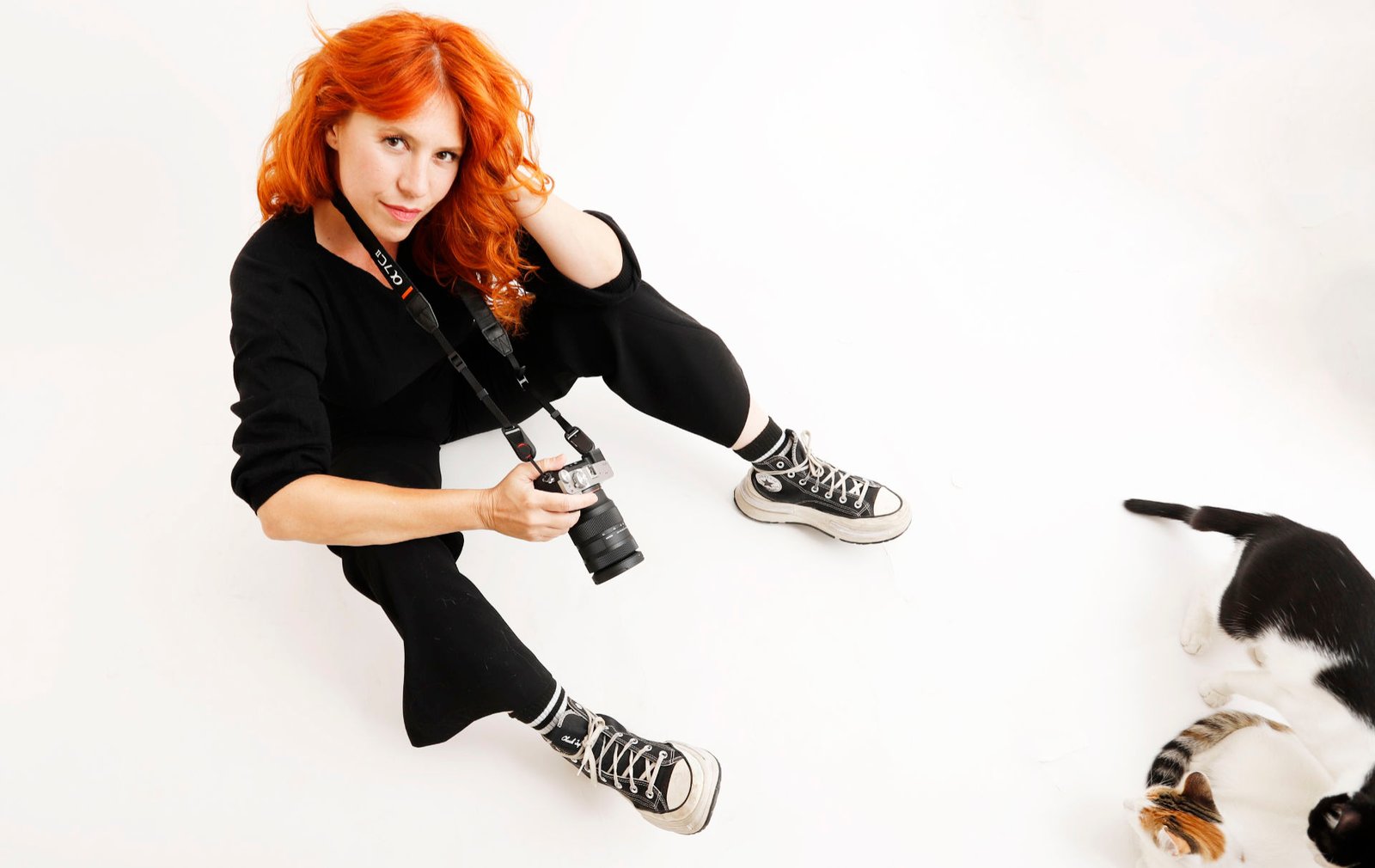 Lorena Riga sostiene en su mano una cámara mirrorless compacta Sony a7cii full frame, la cual recomienda para vloggers