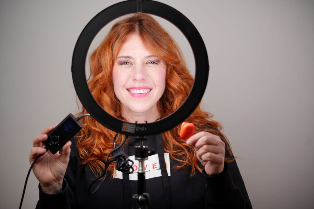 Lorena Riga hace una revisión del aro de luz neewer rh12b en su estudio creativo de madrid